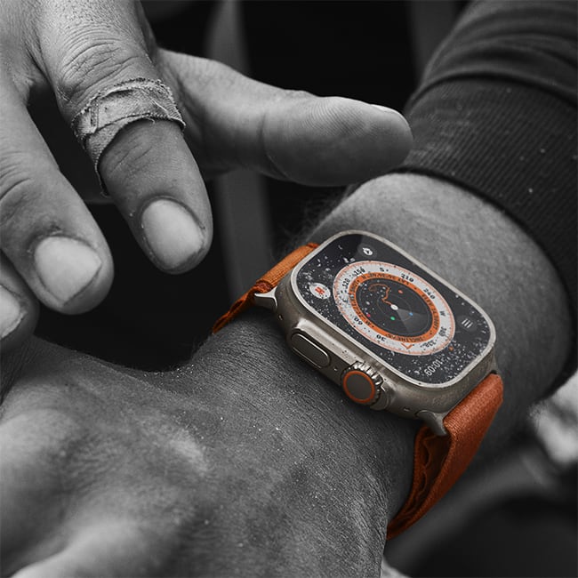 Apple Watch Ultra de 49 mm, titanio con correa Alpine naranja, Medium (consulta de producto 6)