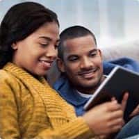 Una pareja mirando un tablet