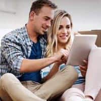 Una pareja mirando un tablet