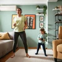 mujer y niño bailando con audífonos