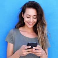 mujer mirando el teléfono